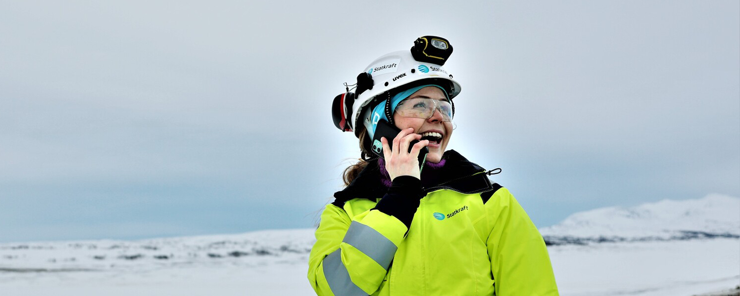 Statkraft employee Siri in her work clothing up in the snowy Norwegian mountains. 