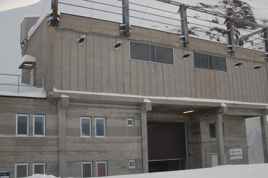 Reception building at Jukla power plant in winter.