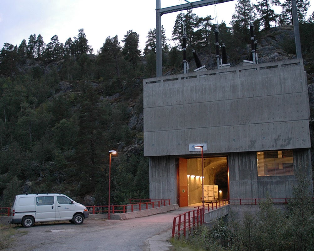 Reception building and entrance to Kjela power plant inside the mountain
