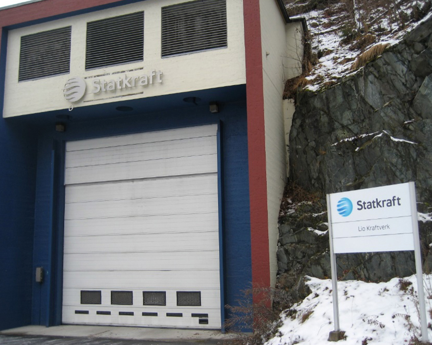 Reception building at Lio power plant