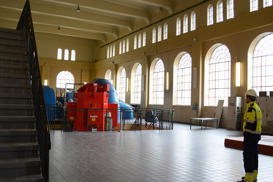 The new mini power plant stands out from the remaining older generating units