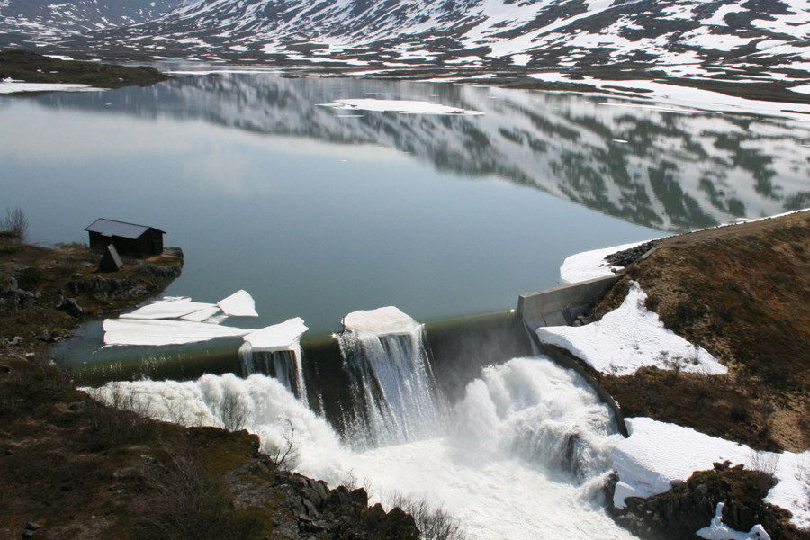 Norddalen dam in snowy surroundings.