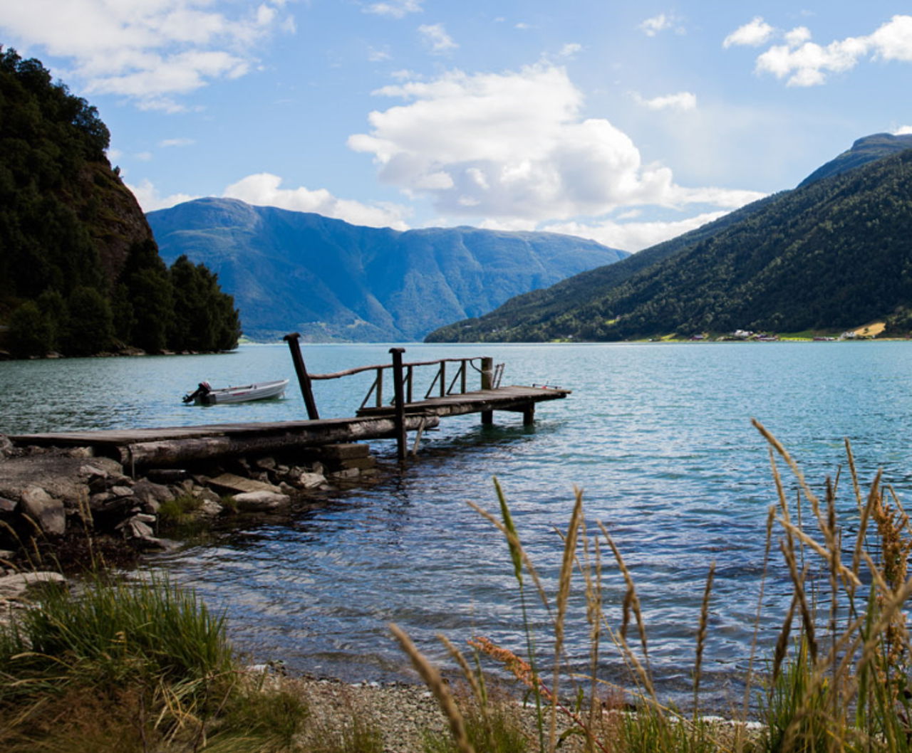 Lago, montañas y