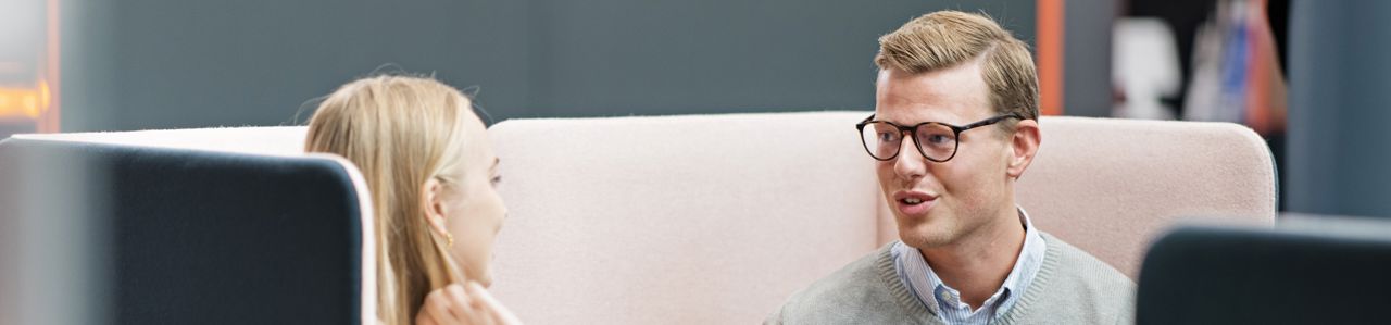 Kvinna och man som deltar i konversation