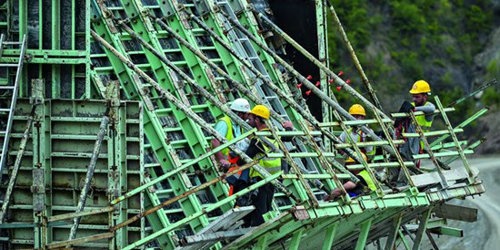 workers in scaffolding