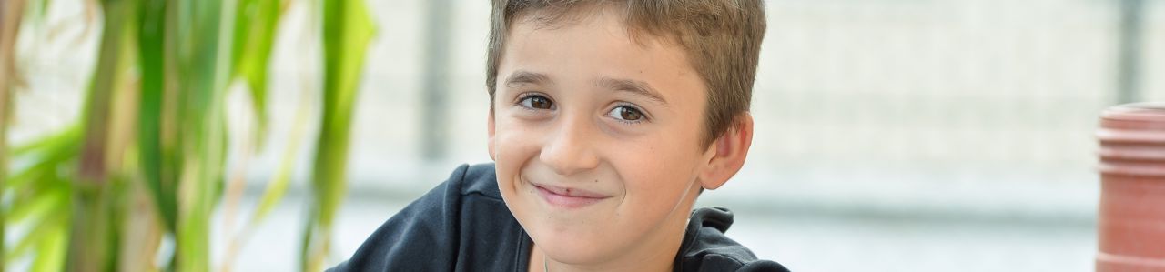 Pojke som sitter och ler