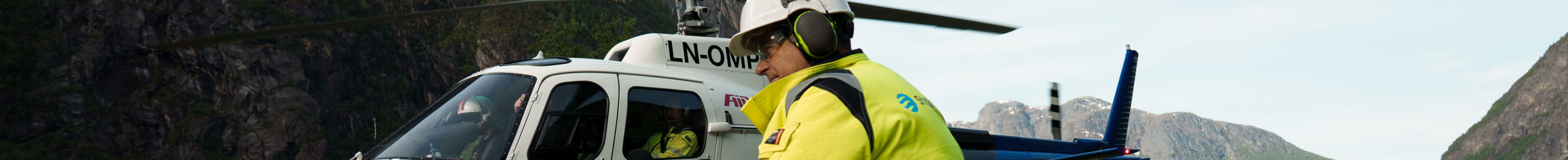Two Statkraft employees inside the machine hall of Erzhausen pump storage power plant.