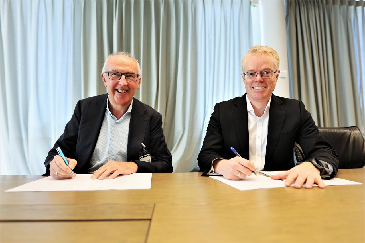 Arvid Moss and Hallvard Granheim signing a Power Purchase Agreement