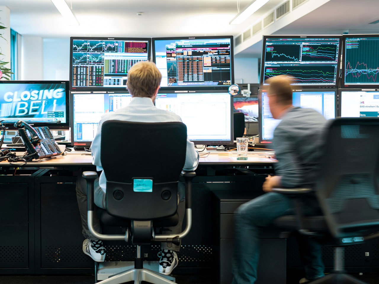Trading floor in Düsseldorf where two Statkraft colleagues are looking into energy market operations.