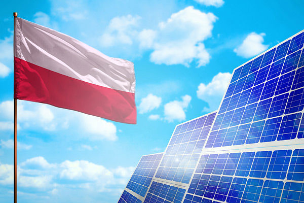 Polsk flagg og solcellepaneler