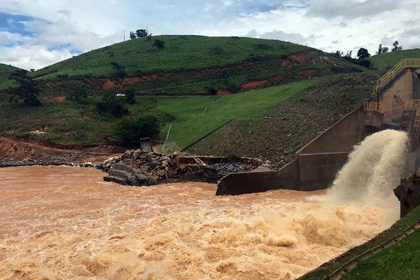 Fransisco Gros dam during flooding