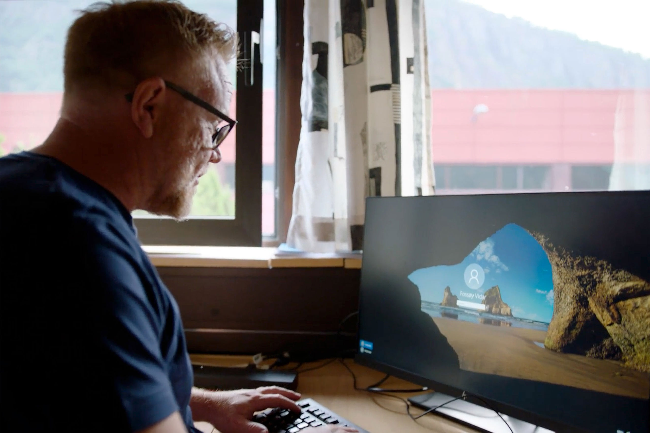 Vidar Fossøy beim Arbeiten am PC