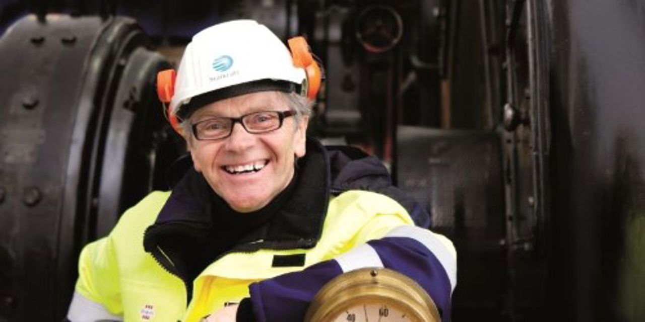 Empleado sonriente de Statkraft con casco