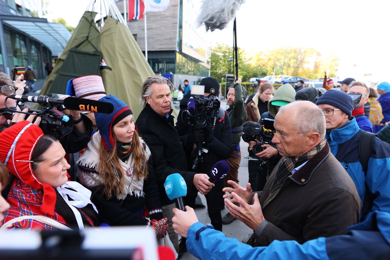 Statkraft CEO Christian Rynning-Tønnesen met with activists demonstrating outside Statkraft’s headquarter.